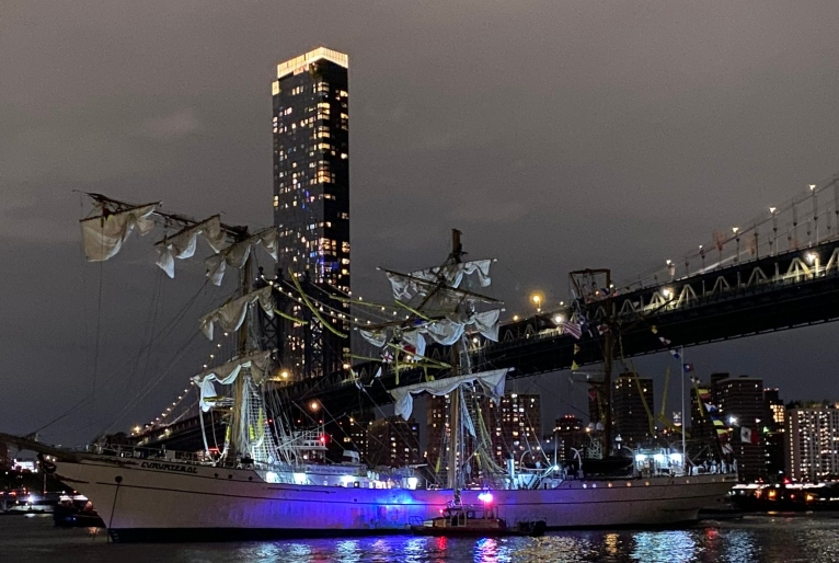 Navio da Marinha do México bate na ponte do Brooklyn, em Nova York 