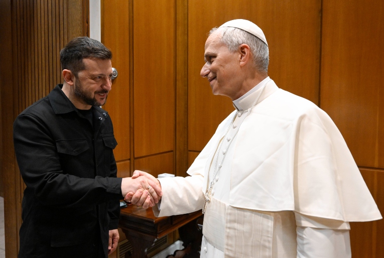 Zelensky encontra Papa Leão XIV e agradece por apelo de 'paz justa e duradoura'