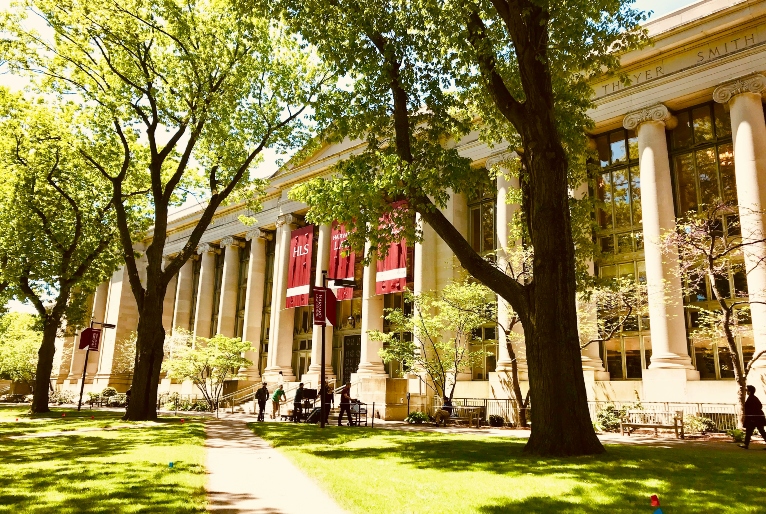 Governo Trump proíbe Harvard de matricular estudantes estrangeiros