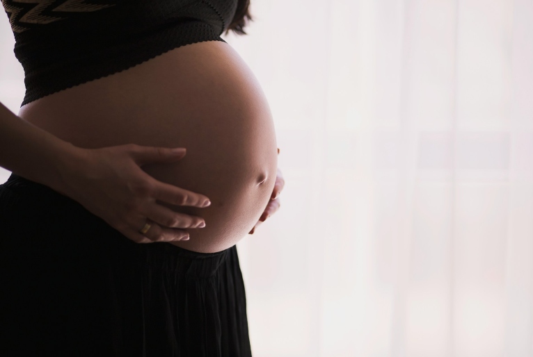Número de filhos por mulher no Brasil atinge menor nível da história, aponta IBGE