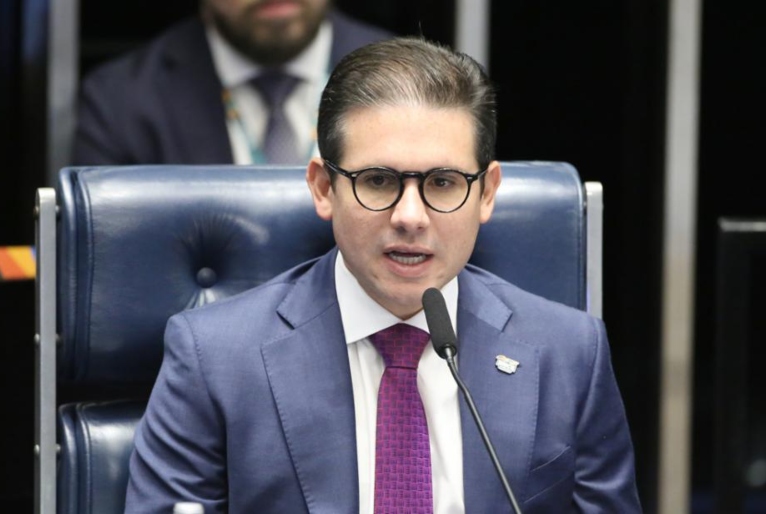 Hugo Motta diz que decisão de Moraes sobre IOF está em 